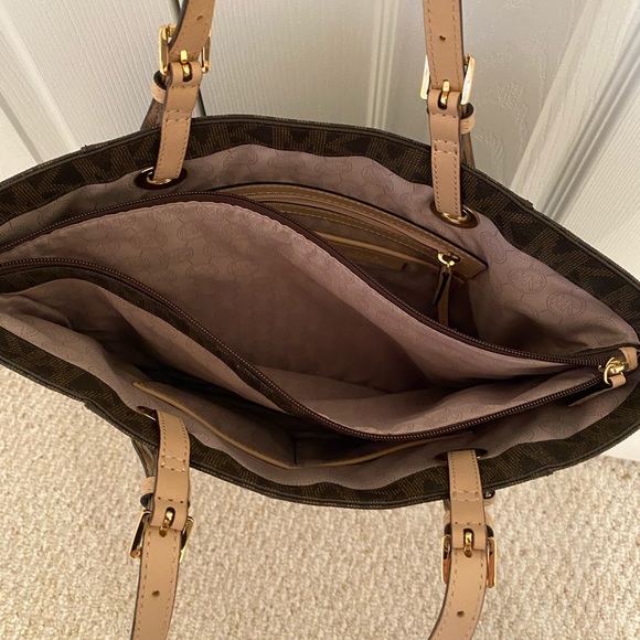 Michael kors purse - Picture 4 of 6